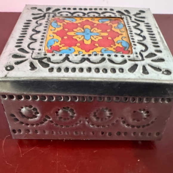 handcrafted Mexican tin jewelry box with a handpainted Talavera ceramic tile - Picture 9 of 10